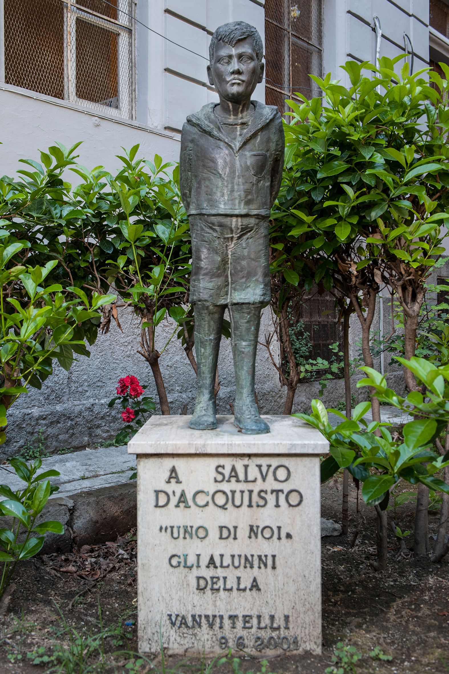 immagine riproducente la statua in bronzo di salvo d'acquisto sita nel cortile della scuola